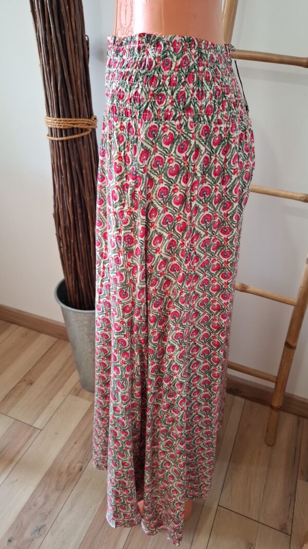 Pantalon jupe culotte rose à motifs – Image 2