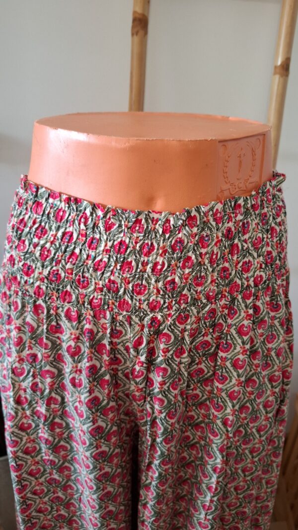 Pantalon jupe culotte rose à motifs – Image 3