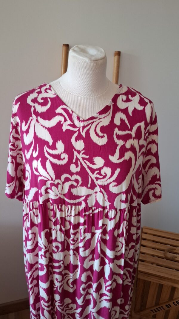 Robe longue fuchsia et blanche – Image 3