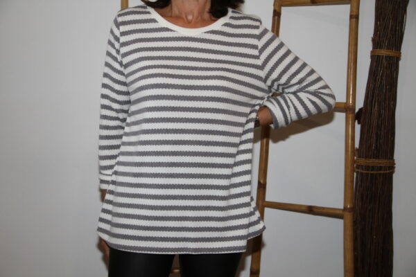 Pull gris à rayures – Image 3