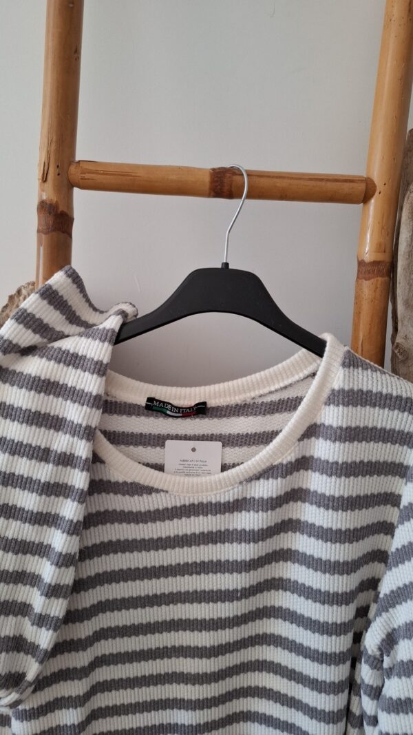 Pull gris à rayures – Image 2