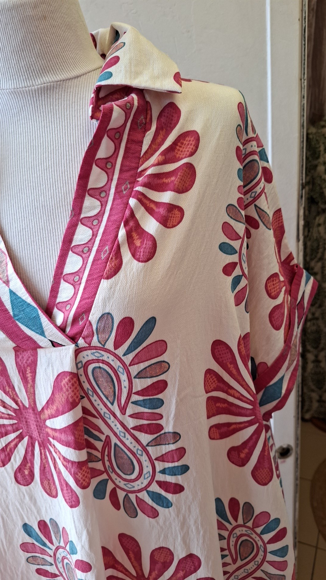 Robe bohème chic rouge, crème et blanche – Image 3